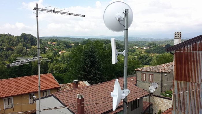 Antenna Linefiber a Cerrisi, sopra i tetti del paese